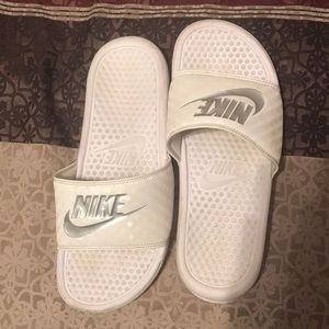 *IN GREAT CONDITION* White Nike Slides Size 7!